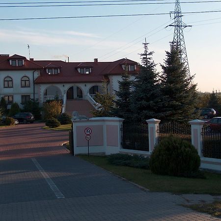 Pod Lwami Hotel Blonie Bagian luar foto