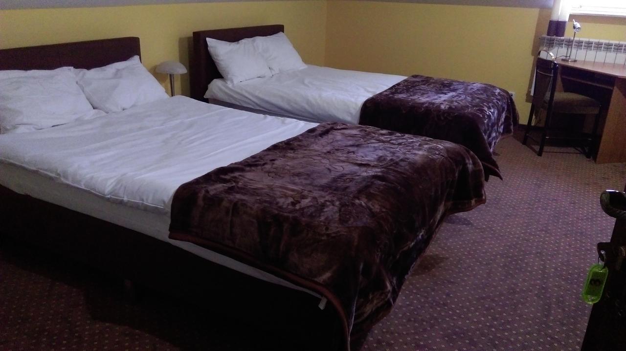 Pod Lwami Hotel Blonie Bagian luar foto